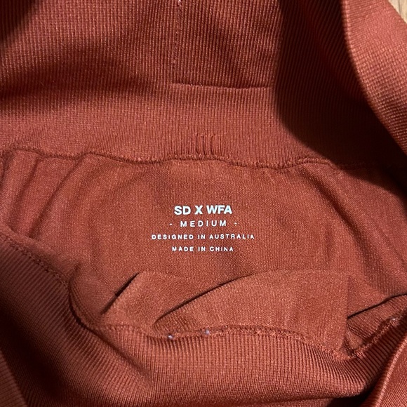 White Fox Boutique Sarah’s Day x Sahara Seamless Leggings Burnt Clay. Medium - Picture 6 of 8